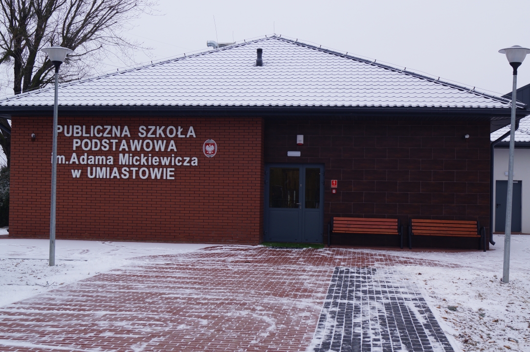 SP im. Adama Mickiewicza w Umiastowie - budynek szkoły